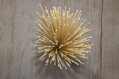 Zeminde ince erişteler var.