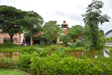 Kanchanaburi, Tayland, 09.09.2019: Güzel bahçe, göl, geleneksel Tay, Siyam giysileri, 
