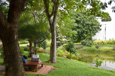Kanchanaburi, Tayland, 09.09.2019: Güzel bahçe, göl, geleneksel Tay, Siyam giysileri, 
