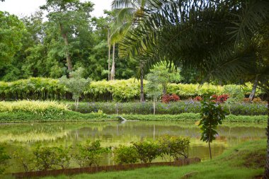 Kanchanaburi, Tayland, 09.09.2019: Güzel bahçe, göl, geleneksel Tay, Siyam giysileri, 