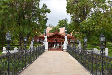 Kanchanaburi, Tayland, 09.09.2019: Güzel bahçe, göl, geleneksel Tay, Siyam giysileri, 