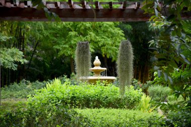 Kanchanaburi, Tayland, 09.09.2019: Güzel bahçe, göl, geleneksel Tay, Siyam giysileri, 