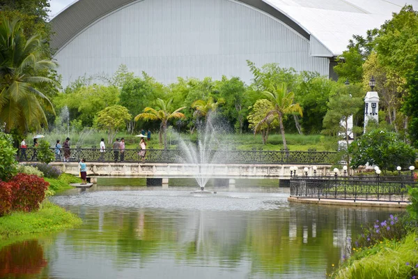 Kanchanaburi, Tailandia, 09.09.2019: Hermoso jardín, lago, tradicional tailandés, ropa siamesa, edificios de "Mallika City R.E. 124 "una herencia, retro-ciudad que refleja el verdadero pasado estilo de vida siamés — Foto de Stock