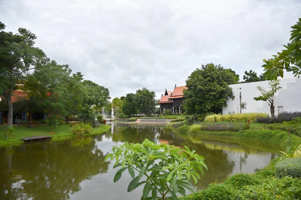 Kanchanaburi, Thajsko, 09.09.2019: krásná zahrada, jezero, tradiční thajština, Siamské oděvy, budovy "Mallika City R.E. 124" dědictví, retro-město odrážející skutečný minulost Siamské životní styl — Stock fotografie