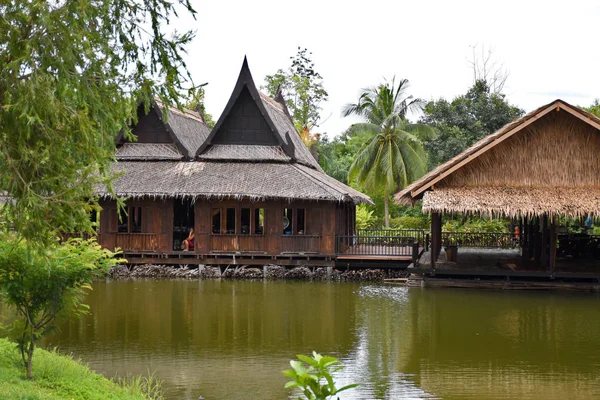 Καντσαναμπουρι, Ταϋλάνδη, 09.09.2019: όμορφος κήπος, λίμνη, παραδοσιακά ταϊλανδέζικα, ρούχα Σιάμ, κτίρια της «Maltcita R.E. 124», μια κληρονομιά, μια ρετρό πόλη που αντανακλά το πραγματικό παρελθόν του Σιάμ lifestyle — Φωτογραφία Αρχείου
