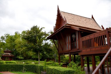 Kanchanaburi, Tayland, 09.09.2019: Güzel bahçe, göl, geleneksel Tay, Siyam giysileri, 