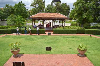 Kanchanaburi, Tayland, 09.09.2019: Güzel bahçe, göl, geleneksel Tay, Siyam giysileri, 