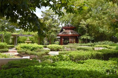 Kanchanaburi, Tayland, 09.09.2019: Güzel bahçe, göl, geleneksel Tay, Siyam giysileri, 