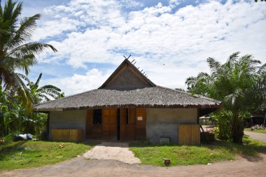 Kanchanaburi, Tayland, 09.09.2019: Güzel bahçe, göl, geleneksel Tay, Siyam giysileri, 