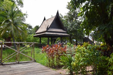 Kanchanaburi, Tayland, 09.09.2019: Güzel bahçe, göl, geleneksel Tay, Siyam giysileri, 