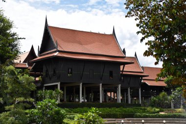 Kanchanaburi, Tayland, 09.09.2019: Güzel bahçe, göl, geleneksel Tay, Siyam giysileri, 