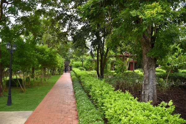 Kanchanaburi, Thaïlande, 09.09.2019 : Beau jardin, lac, thaï traditionnel, vêtements siamois, bâtiments de "Mallika City R.E." 124 "un patrimoine, rétro-ville reflétant le véritable passé style de vie siamois — Photo