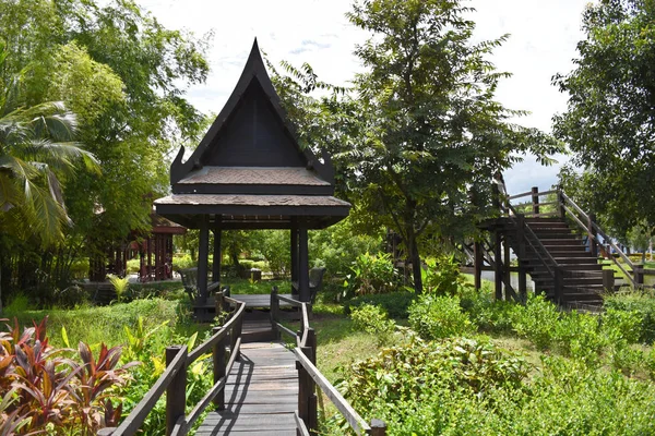 Καντσαναμπουρι, Ταϋλάνδη, 09.09.2019: όμορφος κήπος, λίμνη, παραδοσιακά ταϊλανδέζικα, ρούχα Σιάμ, κτίρια της «Maltcita R.E. 124», μια κληρονομιά, μια ρετρό πόλη που αντανακλά το πραγματικό παρελθόν του Σιάμ lifestyle — Φωτογραφία Αρχείου