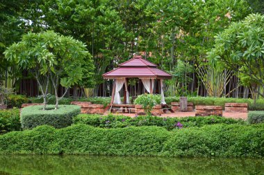 Kanchanaburi, Tayland, 09.09.2019: Güzel bahçe, göl, geleneksel Tay, Siyam giysileri, 