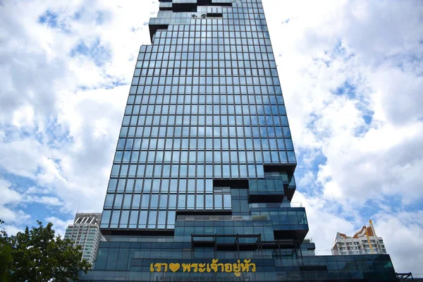 Бангкок - King Power MahaNakhon Skyscraper - Внутренний и наружный обзор на 360 градусов, Glass Tray Experience, Гидравлический стеклоподъемник — стоковое фото