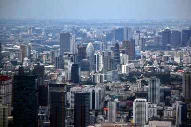 Bangkok, Tayland, 08.20.2019: King Power Mahanakhon 78 katlı gökdelen, Tayland en yüksek açık gözlem alanı 314 metre yüksekliğinde Tepe yukarıdan Bangkok Panoramik siluet görünümü