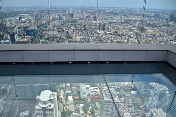 Bangkok-King Power Mahanakhon wolkenkrabber-indoor en outdoor 360-graden observatiedek, glas lade ervaring, hydraulische glas Lift — Stockfoto