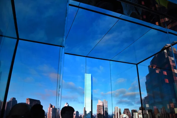 バンコク - キングパワーマハナコン超高層ビル - 屋内と屋外360度展望デッキ、ガラストレイ体験、油圧ガラスリフト — ストック写真