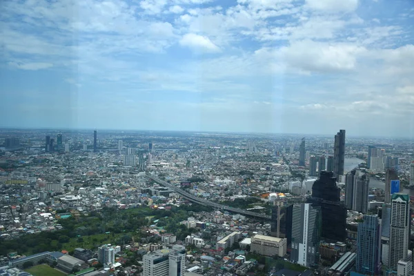 Bangkok - King Power MahaNakhon rascacielos - cubierta de observación de 360 grados interior y exterior, experiencia en bandejas de vidrio, elevador de vidrio hidráulico — Foto de Stock