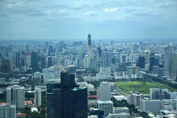 Bangkok - King Power MahaNakhon rascacielos - cubierta de observación de 360 grados interior y exterior, experiencia en bandejas de vidrio, elevador de vidrio hidráulico — Foto de Stock