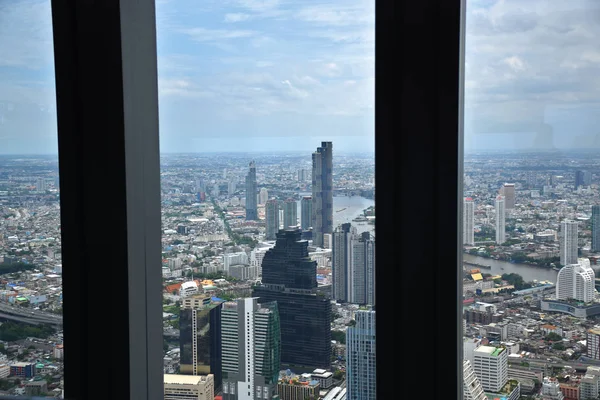 Bangkok - King Power MahaNakhon rascacielos - cubierta de observación de 360 grados interior y exterior, experiencia en bandejas de vidrio, elevador de vidrio hidráulico — Foto de Stock