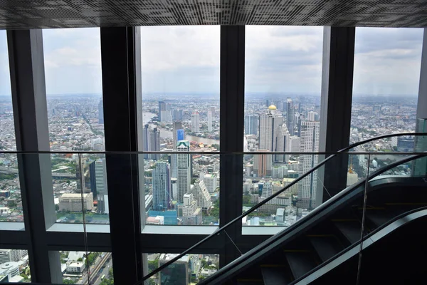 Bangkok-King Power Mahanakhon wolkenkrabber-indoor en outdoor 360-graden observatiedek, glas lade ervaring, hydraulische glas Lift — Stockfoto