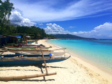 Beyaz Kum Plajı ve Moalboal turkuaz okyanus, Cebu, Filipinler