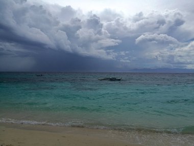Beyaz Kum Plajı ve Moalboal turkuaz okyanus, Cebu, Filipinler