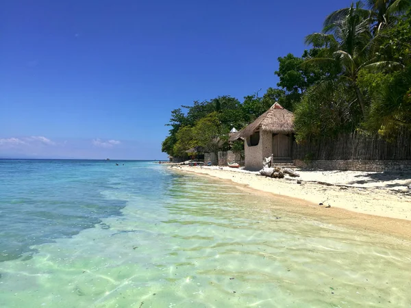 Playa de arena blanca y el océano turquesa en Moalboal, Cebú, Filipinas — Foto de Stock