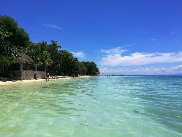 Playa de arena blanca y el océano turquesa en Moalboal, Cebú, Filipinas — Foto de Stock