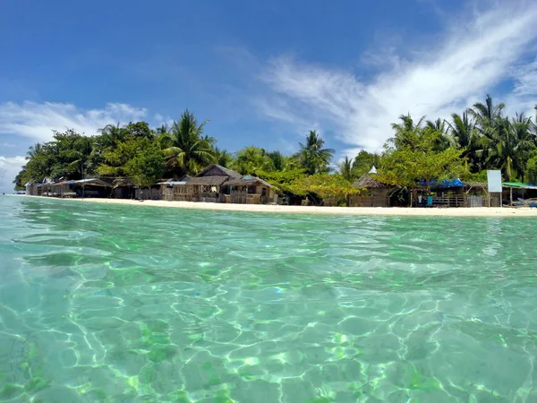 Playa de arena blanca y el océano turquesa en Moalboal, Cebú, Filipinas — Foto de Stock