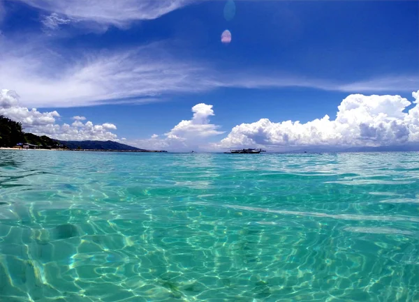 Playa de arena blanca y el océano turquesa en Moalboal, Cebú, Filipinas —  Fotos de Stock