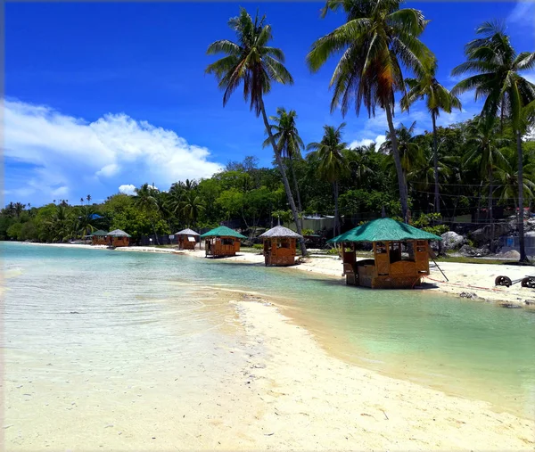 Playa de arena blanca y el océano turquesa en Moalboal, Cebú, Filipinas — Foto de Stock