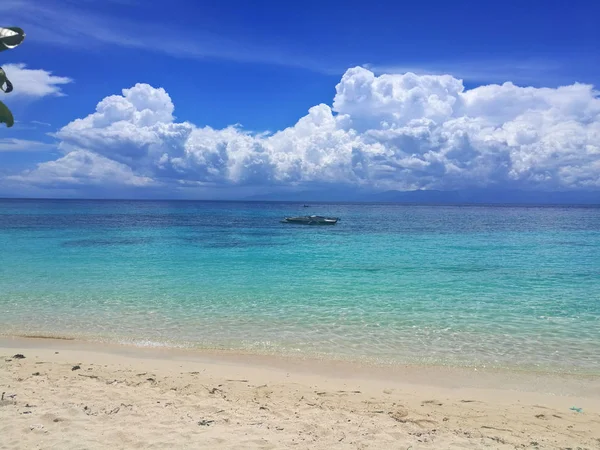 White Sand Beach i turkusowy Ocean w Moalboal, Cebu, Filipiny — Zdjęcie stockowe