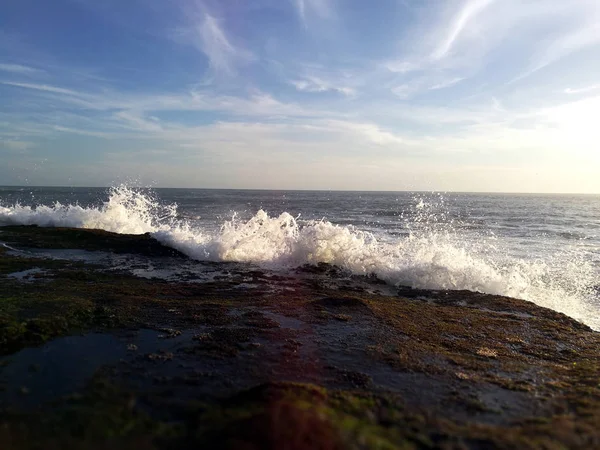 Waves reaching the rocky coast of Bali, Indonesia — Stock Photo, Image