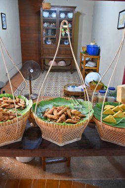 Kanchanaburi, Tayland, 09.09.2019: Miras köyü Mallika City R.E. 124 Antik Pazar Bölgesi'nde derin kızartılmış meyve tatlıları