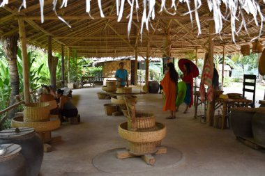 Kanchanaburi, Tayland, 09.09.2019: Miras köyü Mallika City R.E. 124'teki Cooking Kitchen Zone'daki pirinç üretim evinde ki eski, geleneksel pirinç öğütme makineleri