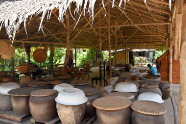 Kanchanaburi, Tayland, 09.09.2019: Miras köyü Mallika City R.E. 124'teki Cooking Kitchen Zone'daki pirinç üretim evinde seçilen pirinç içeren dev saklama kapları