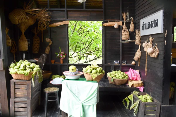 Kanchanaburi Thailand 2019 Farang Guava Frukter Liten Leverantör Vridbar Bro — Stockfoto