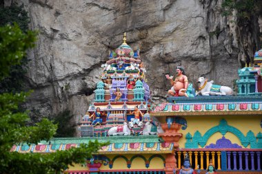 Bir dizi mağara ve mağara tapınağının olduğu kireçtaşı bir tepenin içindeki Batu Mağaraları
