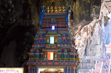 Bir dizi mağara ve mağara tapınağının olduğu kireçtaşı bir tepenin içindeki Batu Mağaraları