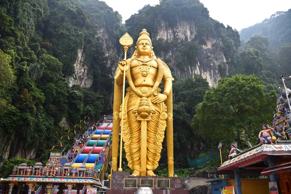 Toegang tot de Batu Caves met het gigantische, gouden Murugan standbeeld en de 272-stap kleurrijke trap — Stockfoto