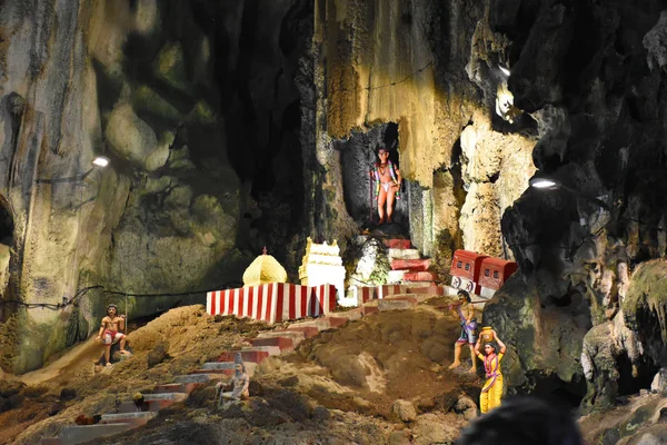 Batu Caves inside a limestone hill that has a series of caves and cave temples — Stock Photo, Image