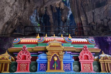 Bir dizi mağara ve mağara tapınağının olduğu kireçtaşı bir tepenin içindeki Batu Mağaraları