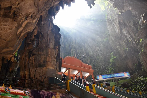 Пещеры Бату внутри известнякового холма, на котором есть ряд пещер и пещерных храмов. — стоковое фото