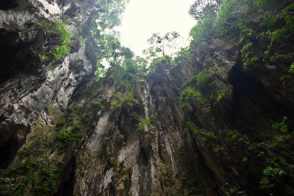Bir dizi mağara ve mağara tapınağının olduğu kireçtaşı bir tepenin içindeki Batu Mağaraları — Stok fotoğraf