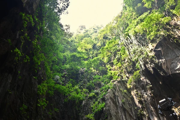 Σπήλαια του Μπατού μέσα σε ένα λόφο με ασβεστόλιθο που έχει μια σειρά από σπήλαια και ναούς σπηλαίων — Φωτογραφία Αρχείου