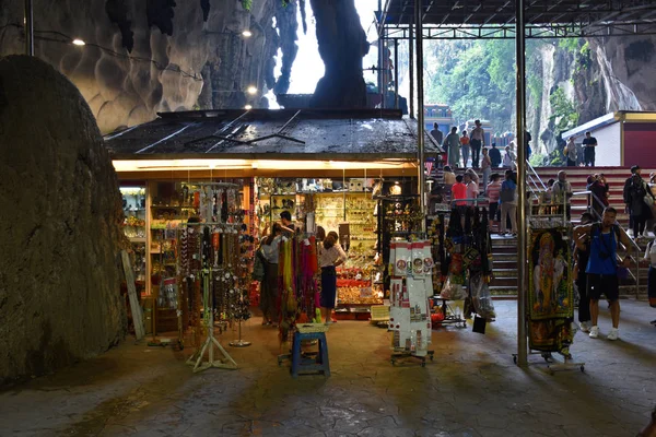 Batu Cavernas dentro de uma colina de pedra calcária que tem uma série de cavernas e templos de cavernas — Fotografia de Stock