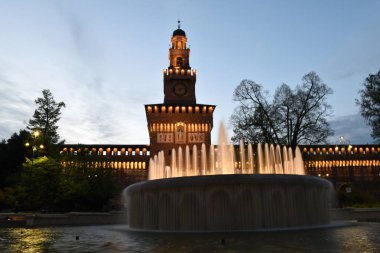 Sforza Kalesi veya Castello Sforzesco Avrupa'nın en büyük kalelerinden biridir