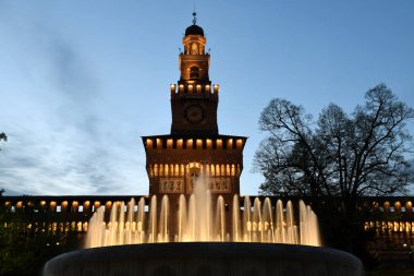 Sforza Kalesi veya Castello Sforzesco Avrupa'nın en büyük kalelerinden biridir